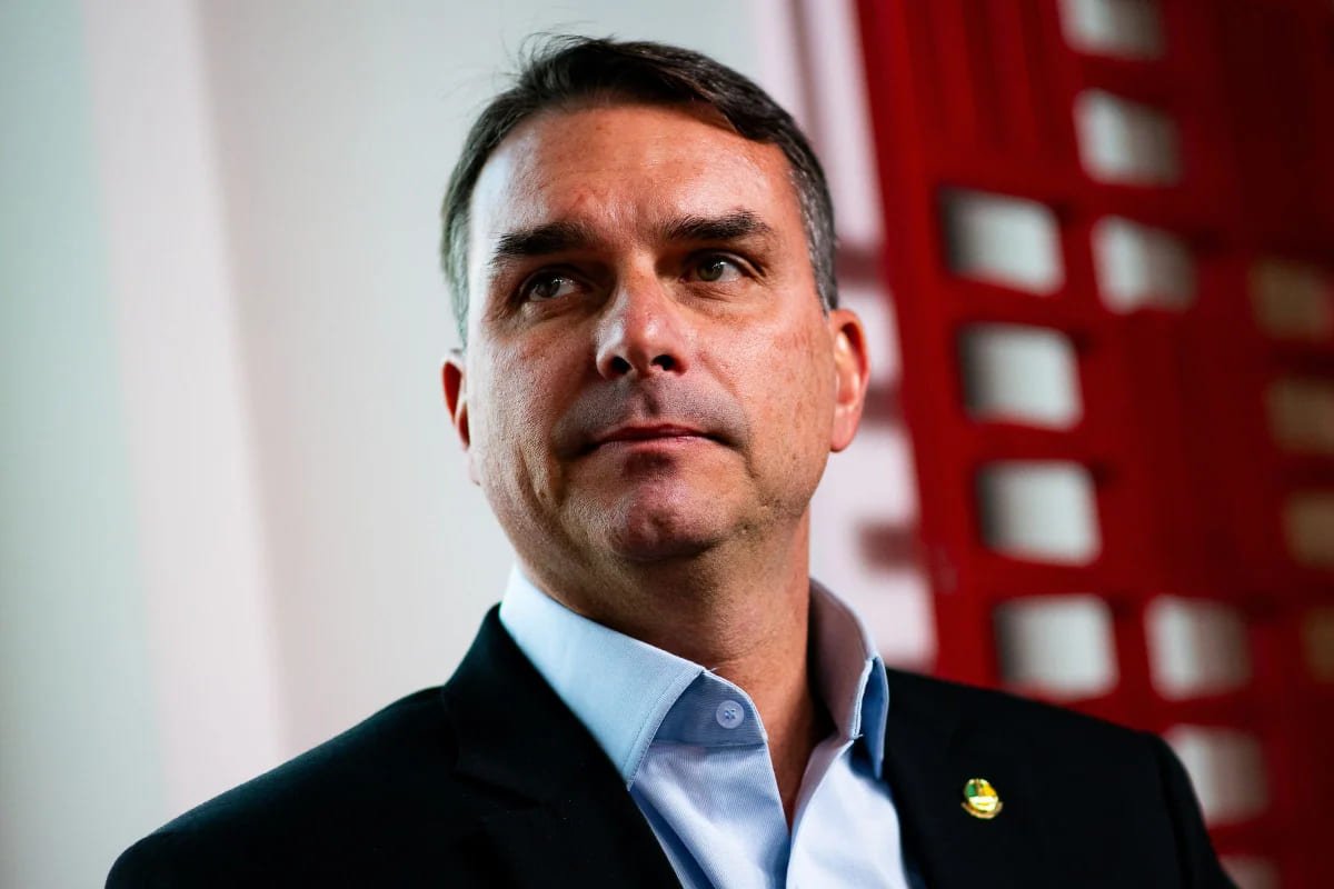 Flávio Bolsonaro faz ofensiva religiosa para consolidar apoio evangélico