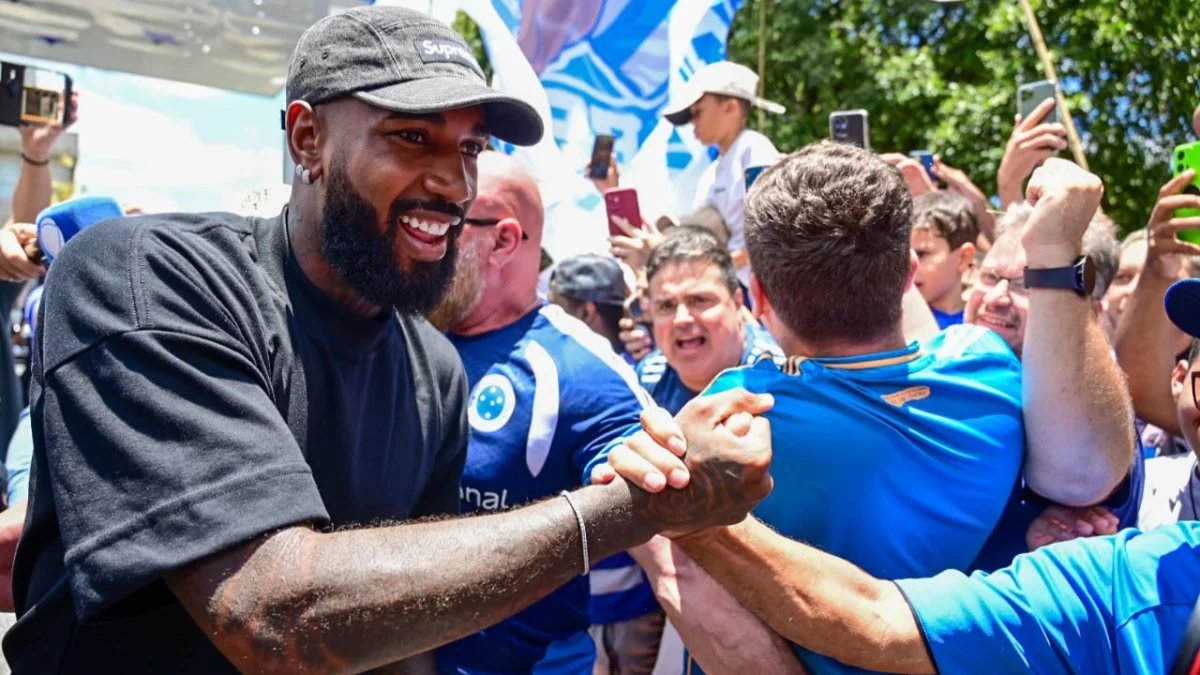 Reforço do Cruzeiro, Gerson é recepcionado pela torcida em chegada à Toca