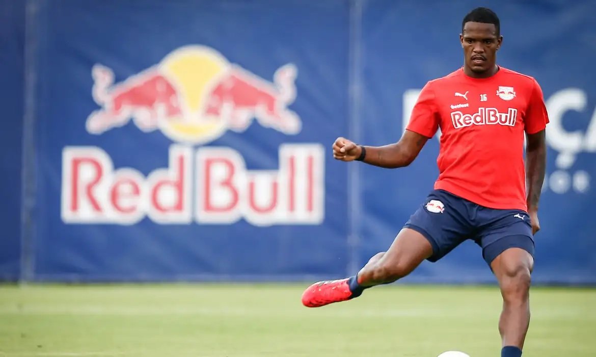 Zagueiro do Bragantino recebe 12 jogos de suspensão por fala machista contra árbitra