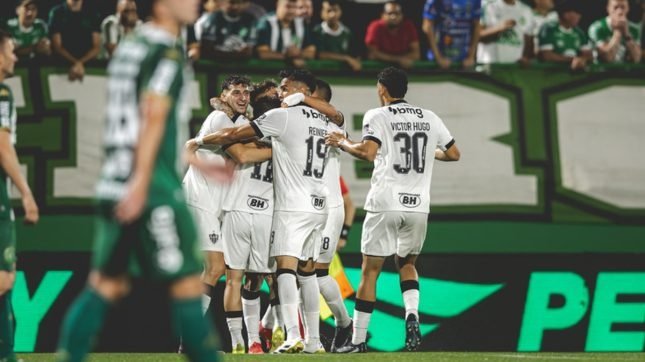 Atlético domina, goleia a Chapecoense e vence a primeira fora de casa no Brasileiro