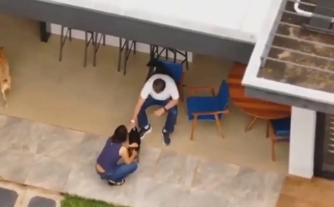 Bolsonaro caminha normalmente em casa e contradiz discurso da família