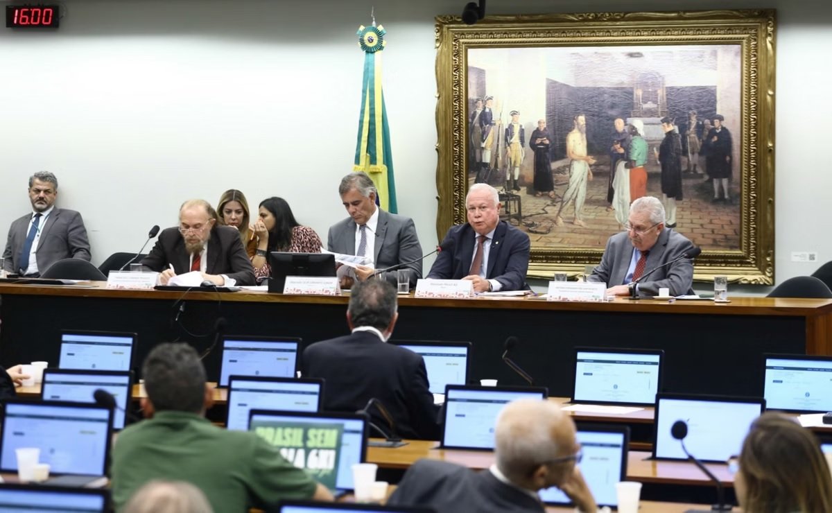 Fim da escala 6×1 é aprovado na CCJ, e pauta segue para comissão especial na Câmara