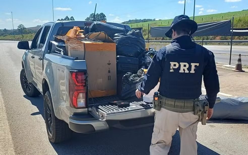 Ex-Prefeito de Buritizeiro usa veículo da Prefeitura para transportar muambas para sua loja