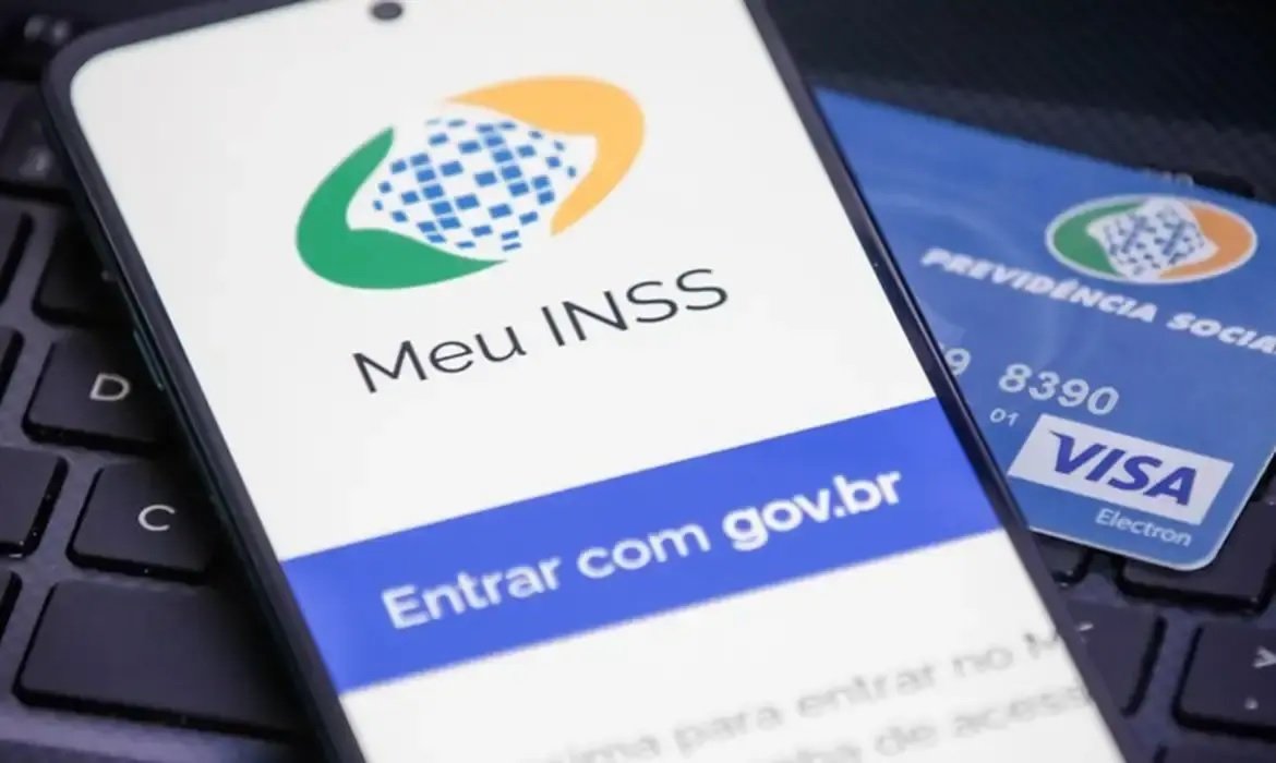 Governo Bolsonaro alterou regras do INSS para favorecer produto do Banco Master