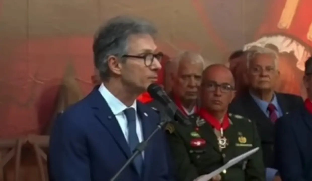 Compositores Márcio e Yé Borges abandonam cerimônia durante discurso de Zema