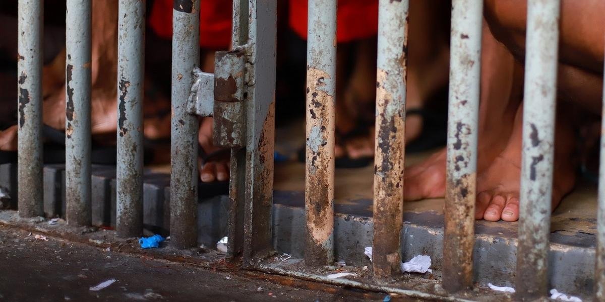 Superlotação prejudica ressocialização e eleva tensão nas prisões em Minas