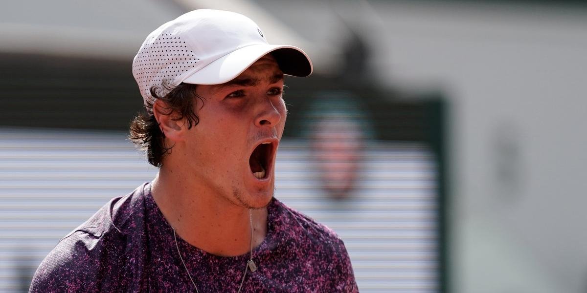 Em duelo digno de final, João Fonseca elimina o multicampeão Djokovic em Roland Garros