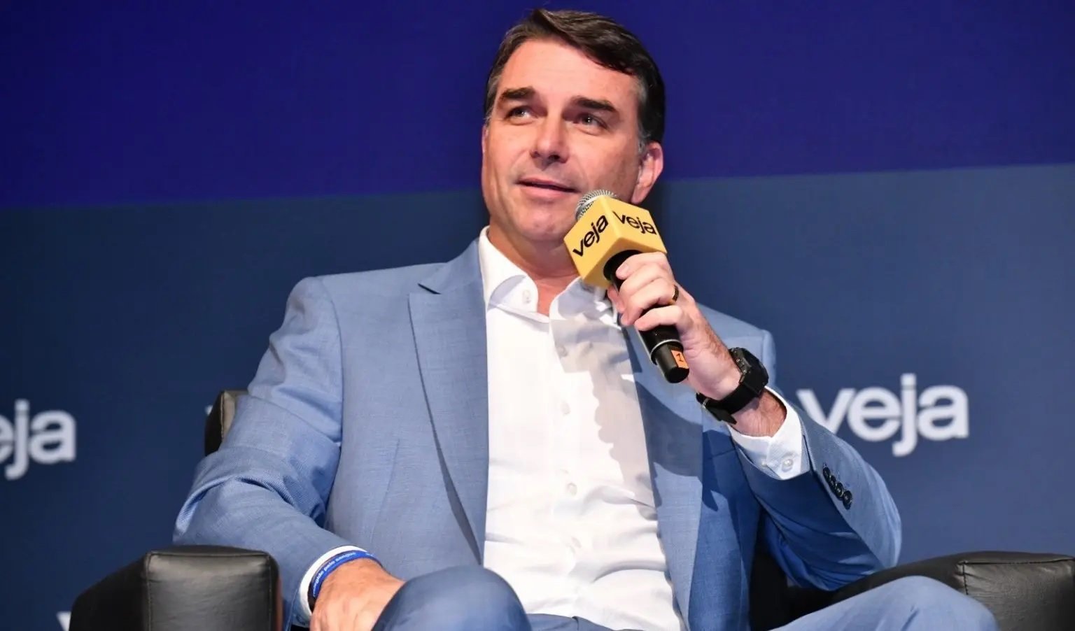 Desesperado, Flávio Bolsonaro defende Bolsa Família e critica o pai