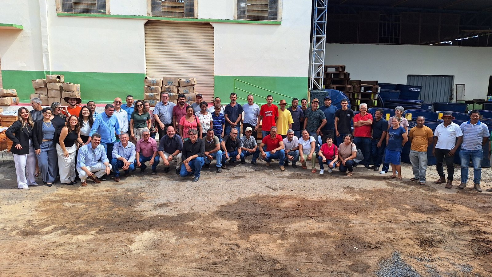 Programa Alysson Paolinelli entrega kits de irrigação e de apicultura para agricultores familiares