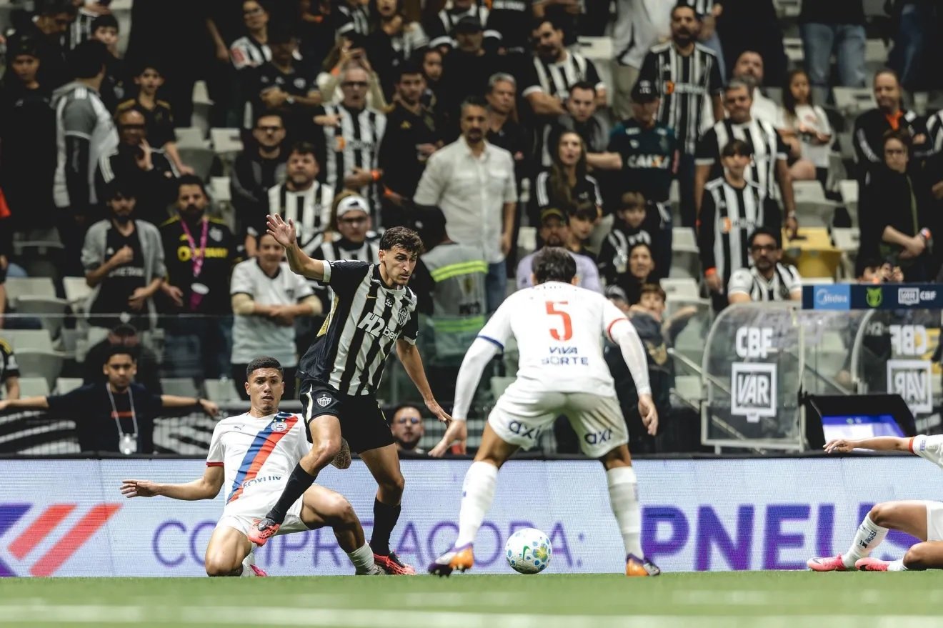 Atlético-MG e Bahia empatam em 1 a 1 no retorno ao Brasileirão