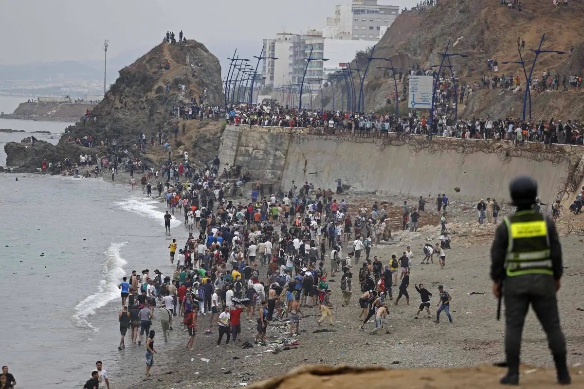 Migrantes reunidos perto da fronteira entre Marrocos e o território espanhol de Ceuta. Foto: Reprodução