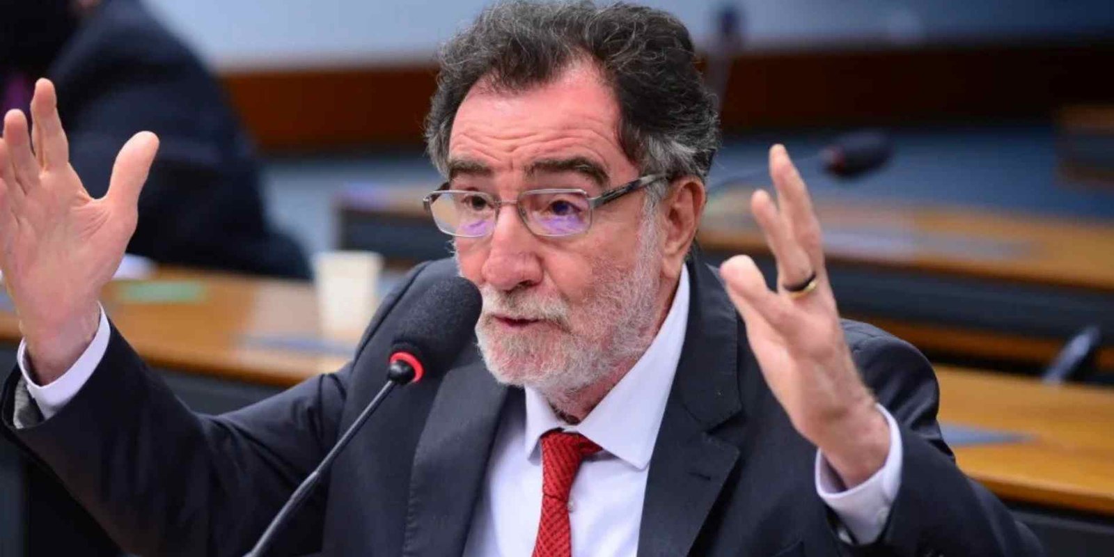 PT Minas oficializa Patrus Ananias como pré-candidato ao governo do estado