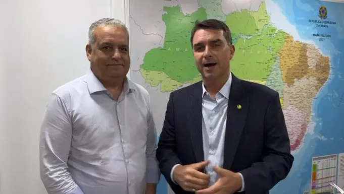 Flávio Bolsonaro anuncia deputado acusado de estuprar menina de 13 como vice em sua chapa