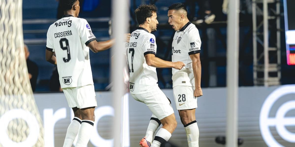 Com lei do ex e falha de goleiro, Atlético bate Bragantino na Sul-Americana