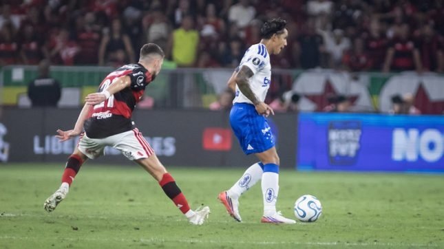 Cruzeiro é envolvido pelo Flamengo, perde no Maracanã e dá adeus à Libertadores