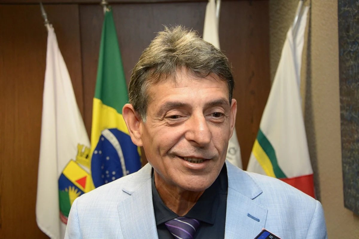Mais de R$ 100 mil: o supersalário do juíz flagrado fumando e bebendo em sessão