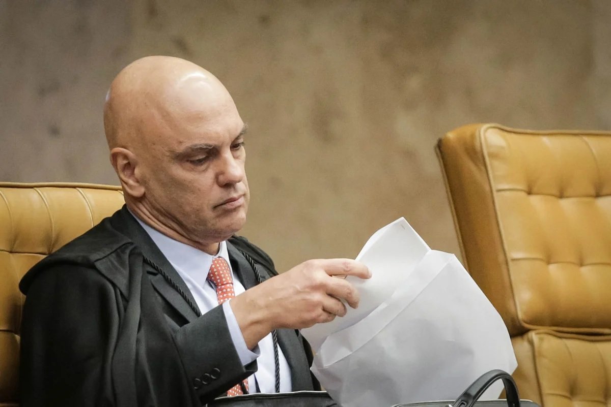 Flávio Bolsonaro é intimado pela PF e fica proibido de deixar o país